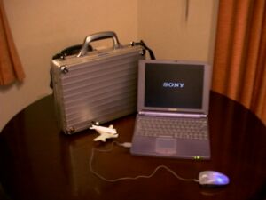 RIMOWA�iARTIKEL-NR.906.09�j
 ARTIKEL:NOTEBOOK
 ABMESSUNGEN:35 x 26 x 9 cm
 GEWICHT:1.7 kg
 VOLUMEN:81 
 SILBERMETALLIC