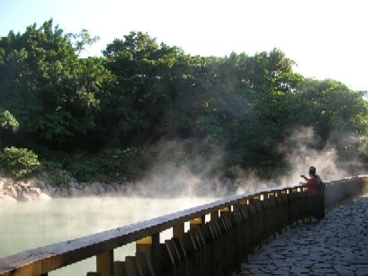 橋から湯気出る池