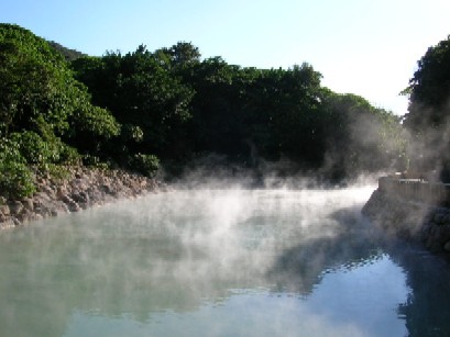 湯気出る池