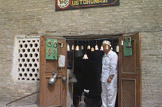 �J�������i��j�𔄂��Ă��邨�X