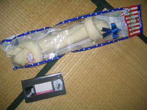 下はサイズ比較用のビデオテープ