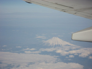 この写真を撮った時、もちろんシートベルトサインは消えていました
