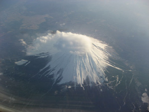 頂上に雲の帽子をかぶった富士山
