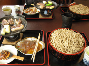 かもねぎ。刺身こんにゃく。焼きみそ。もりそば。実は厚焼き卵も頼みました。(^^ゞ