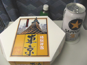 急いでいたので、新幹線の中で買ったビールと。車内では、キリンとサッポロのみ扱ってました。