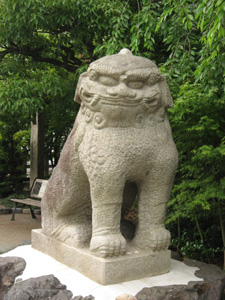 なんとなくユーモラスな狛犬さん