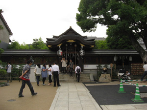 小さな神社だけど人がいっぱいでした