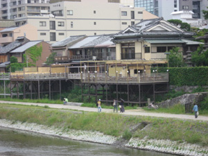 鴨川の川床