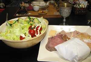 右手前の半分白い紙に包まれているのがチャバッタ。あとローストビーフとハムとチーズ。でもってサラダ。(^^)