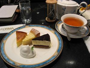 ケーキは右からティラミス、期間限定のトフェとカマンベールリット。紅茶はアップルクイーンだった……と思う（うろ覚え）