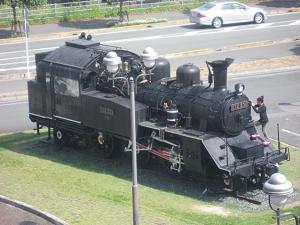これは途中の内子駅ホームから見えたＳＬ。駅の外に置かれてました