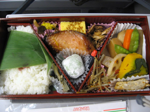 「今半の牛肉たけのこ」「魚久のキングサーモン粕漬け」「青木の卵焼き」「日本ばし大増の野菜うま煮」。他、きのこの和え物菊花添え、蓮根の挟み揚げ、和菓子。カリカリ梅に生しば漬け。お米は有機のあきたこまち～(^^)
