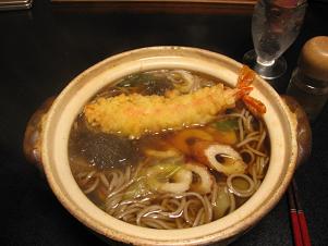 えび天、ちくわ、とろろ昆布。底に玉子と鶏肉も沈んでます