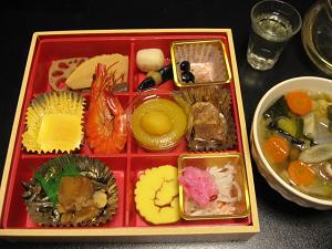 「グルーポンのおせちみたい」と思って撮ったけど、こうして見るとあれよりは遥かにマシな気がします(^_^;)