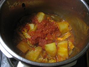 弱火で煮込む前、ジャガイモは全部ひっくり返しました