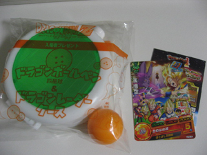 これがいただいたドラゴンレーダーケースと、ドラゴンボール四星球ボールペン＆ヒーローズカード
