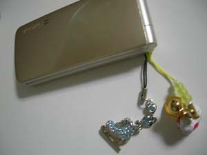 携帯のゴールドに合わせて、ひもが黄色いのを選びました。